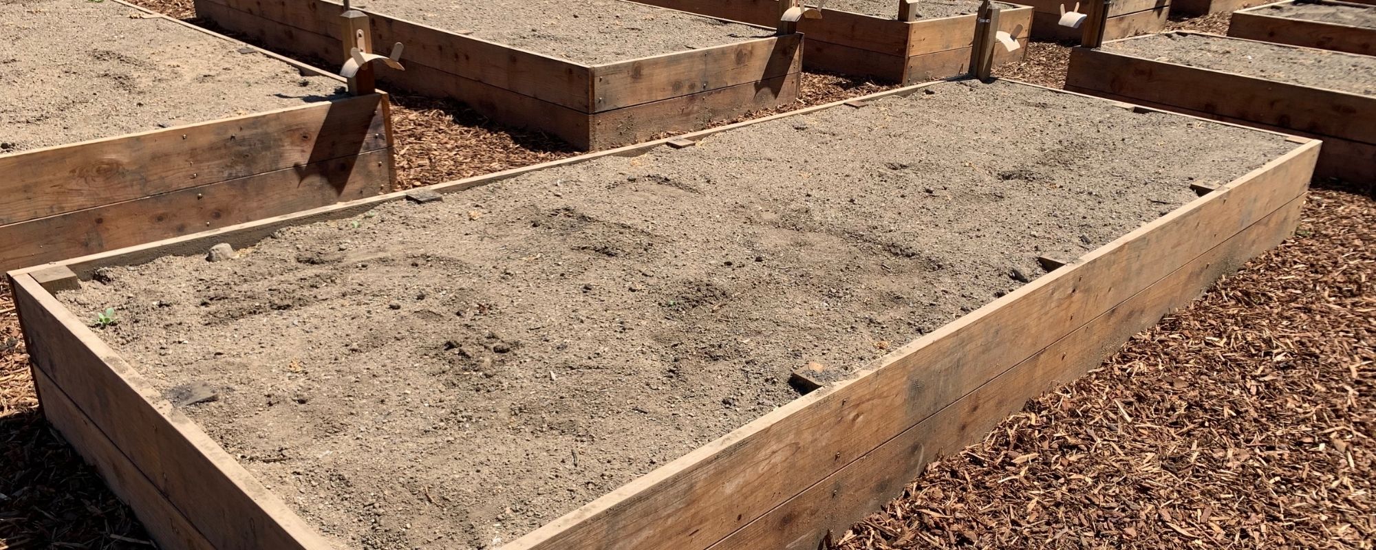 Raised garden bed