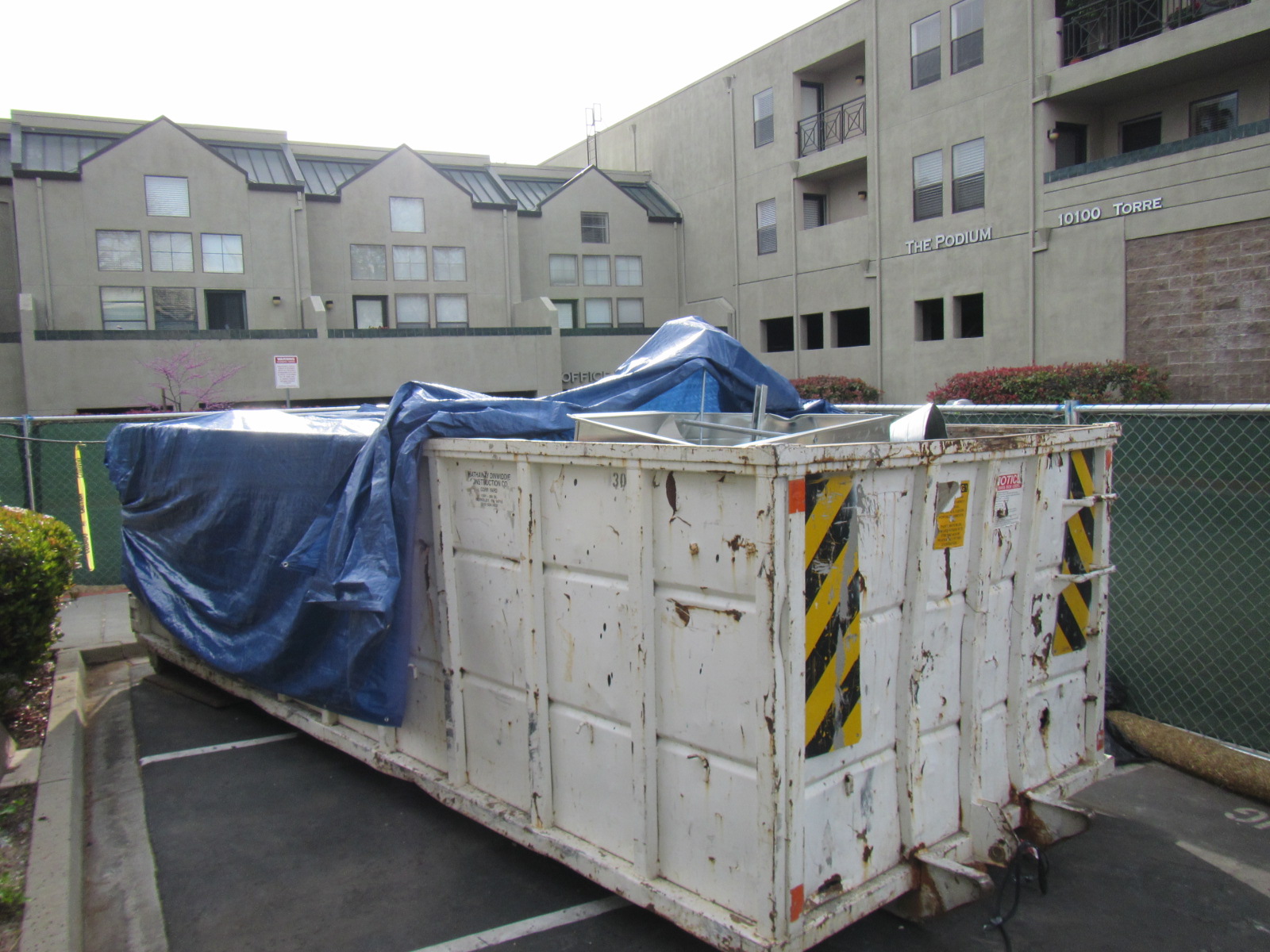 Debris box with cover